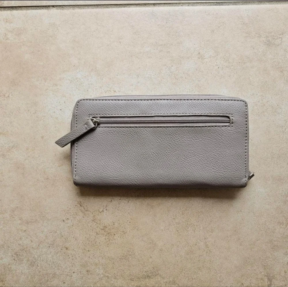 Nine West Silver and Gray Textured Wallet - Picture 2 of 3